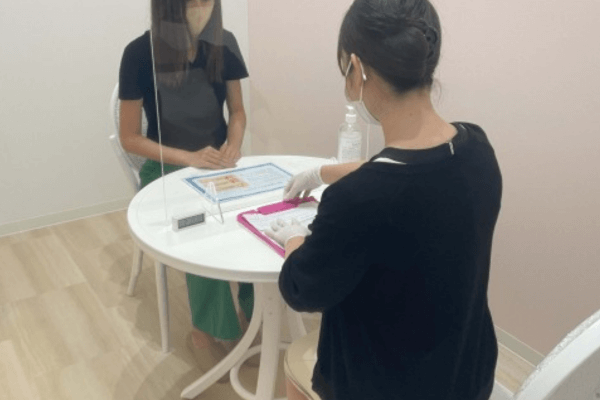 エミナルクリニックで看護師からカウンセリングを受けている風景