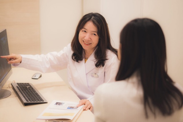 記事監修者の宇土恵子医師によるカウンセリングの風景