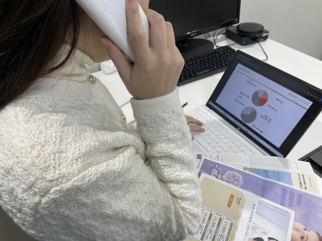 アンケートを調査している様子