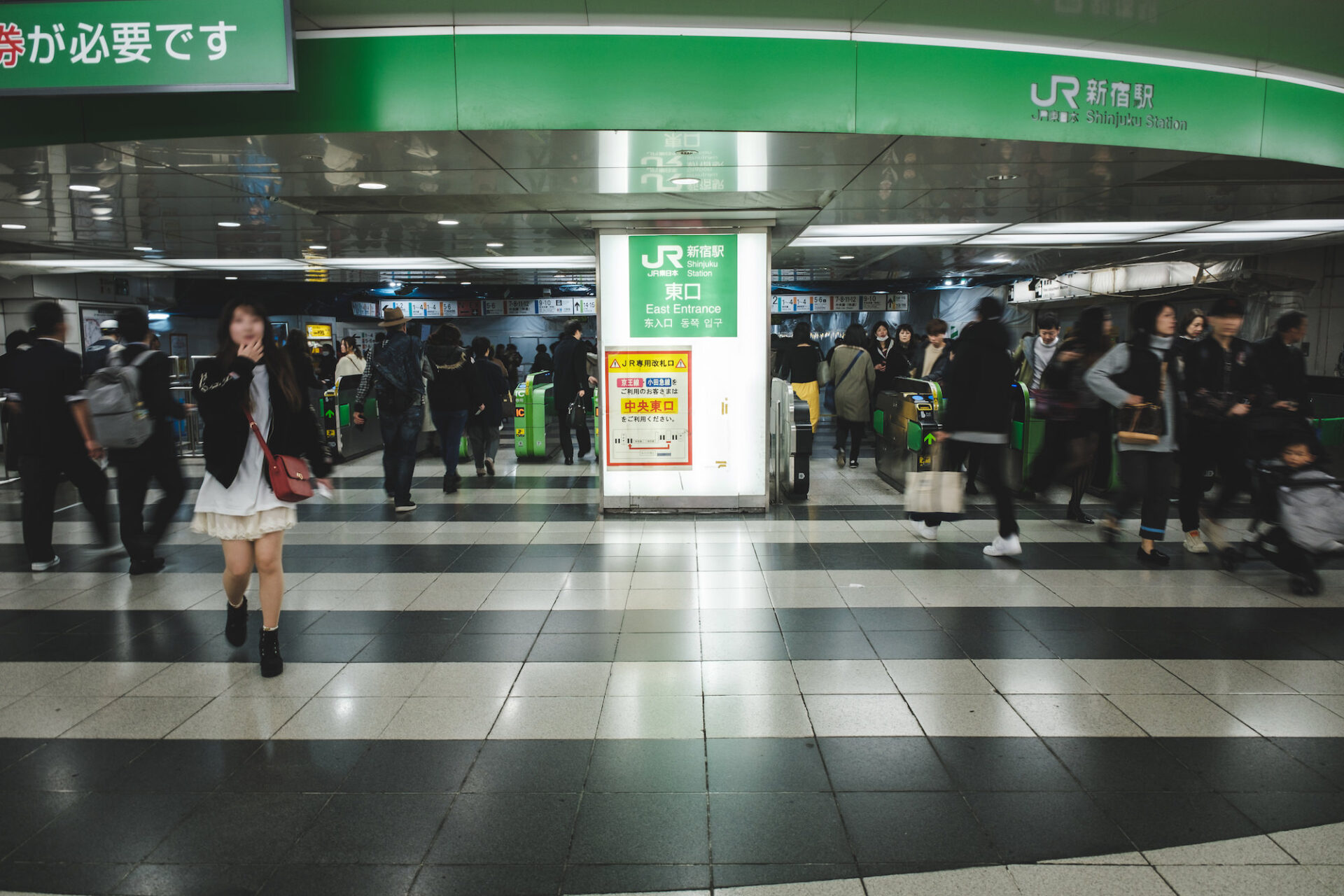 JR新宿駅東口改札を出ます。