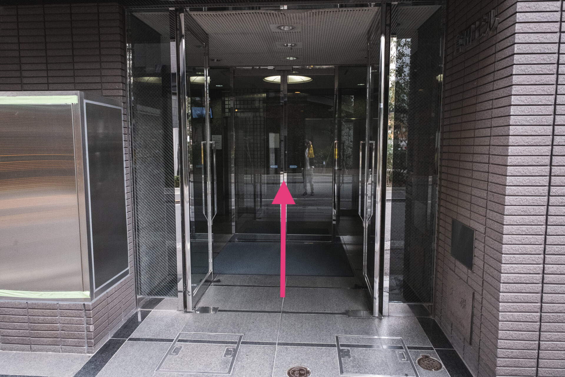「やよい軒」と同じ建物の「倉田ビル」の入り口に入ってエレベーターに乗ります。